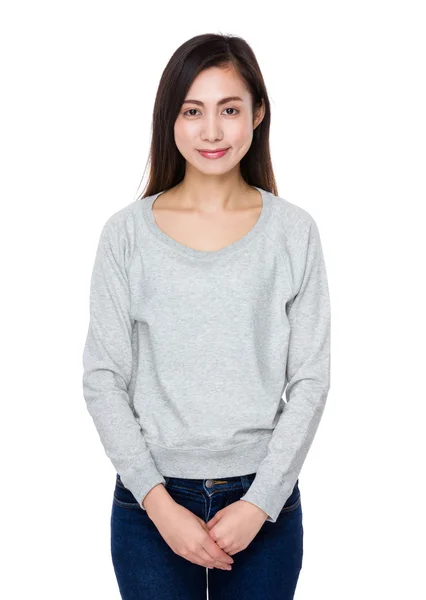 Jovem mulher asiática em camisola cinza — Fotografia de Stock