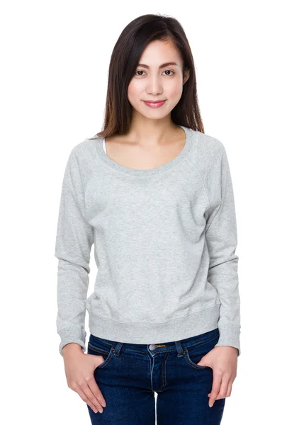 Wanita muda asia dengan sweater abu-abu — Stok Foto