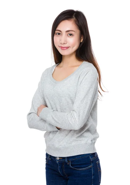 Junge Asiatin im grauen Pullover — Stockfoto