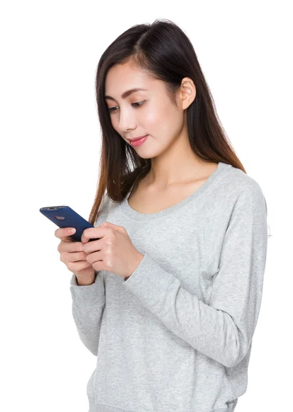 Jonge Aziatische vrouw in grijze trui — Stockfoto