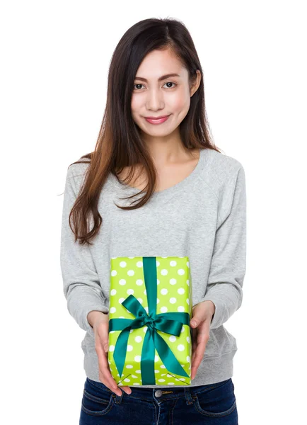 Jeune femme avec boîte cadeau — Photo