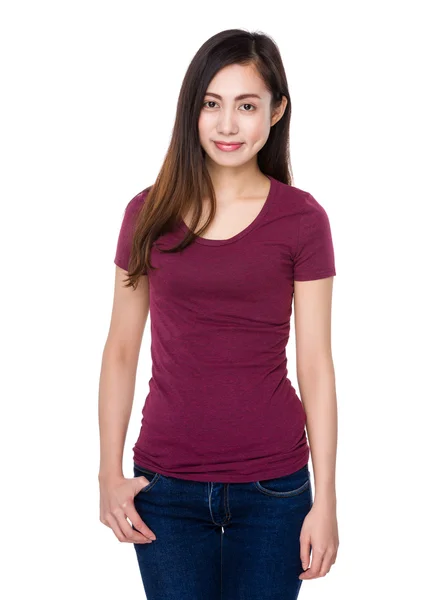 Aasian nuori nainen punaisessa t-paidassa — kuvapankkivalokuva