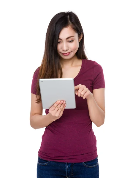 Aziatische jonge vrouw in de rode t-shirt — Stockfoto