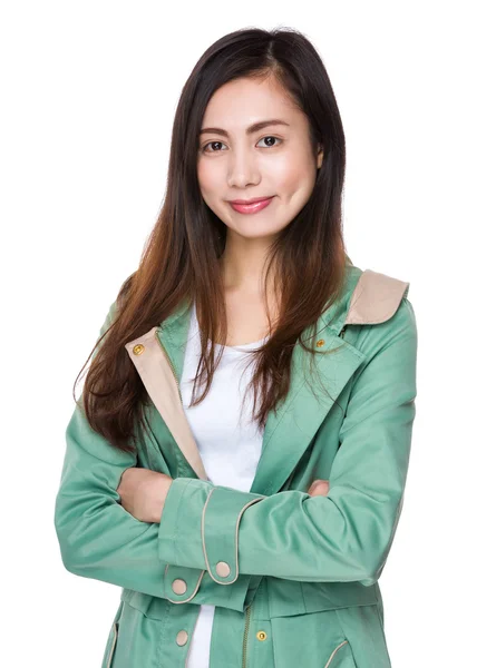 Asiatico giovane donna in verde cappotto — Foto Stock