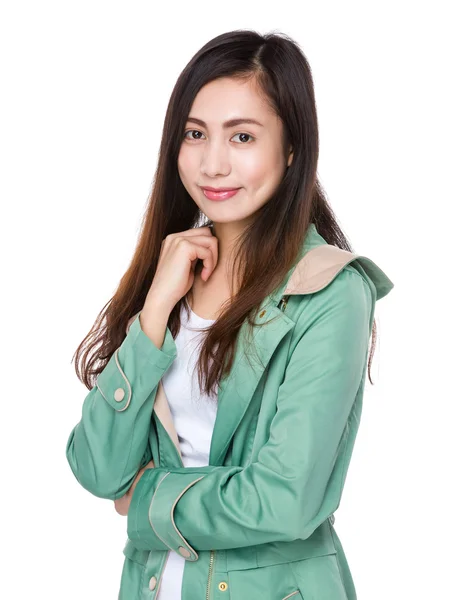Ασιατικές νεαρή γυναίκα σε πράσινο παλτό — Φωτογραφία Αρχείου