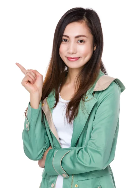 Azjatycki młoda kobieta w zielony płaszcz — Zdjęcie stockowe