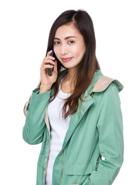 亚洲的年轻女子，穿着绿色外套 — 图库照片