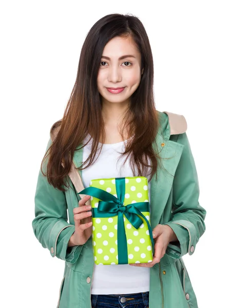 Asiática jovem mulher em casaco verde — Fotografia de Stock