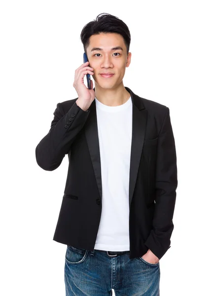 Ásia bonito homem no preto jaqueta — Fotografia de Stock
