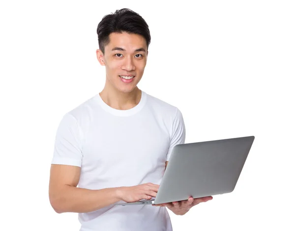 Asiático bonito homem em branco t-shirt — Fotografia de Stock