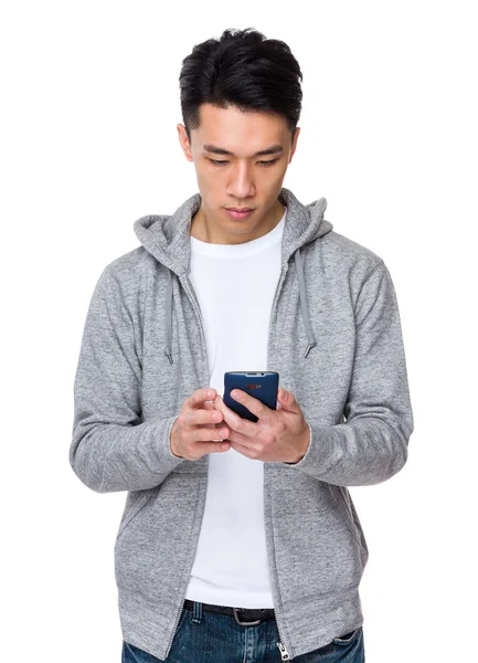 Jovem asiático homem em cinza com capuz — Fotografia de Stock