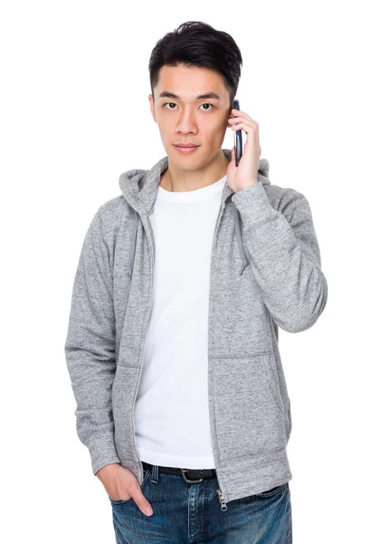 Junger asiatischer Mann im grauen Kapuzenpullover — Stockfoto