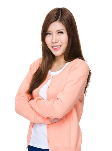 Junge asiatische Frau in rosa Strickjacke — Stockfoto