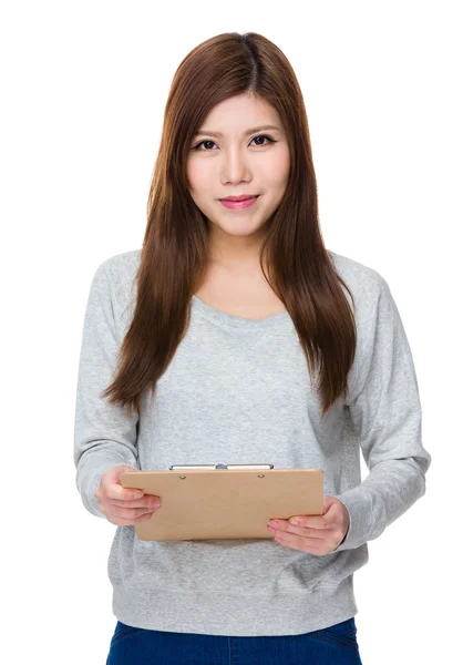 Mujer joven asiática en suéter gris — Foto de Stock