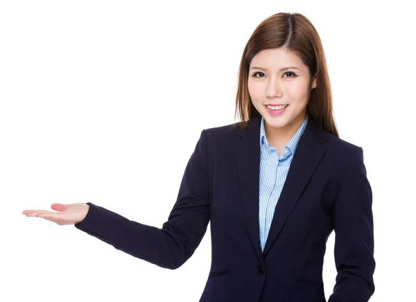 Asiática joven mujer de negocios en traje de negocios — Foto de Stock