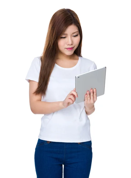 Молода азіатська жінка в білій футболці — стокове фото