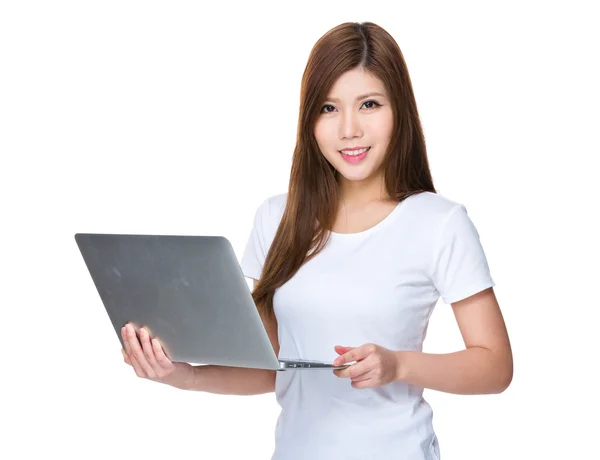 Joven asiática mujer en blanco camiseta — Foto de Stock