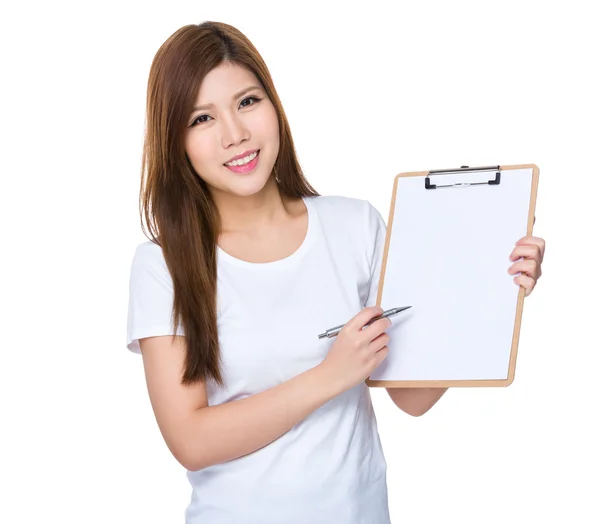 Joven asiática mujer en blanco camiseta — Foto de Stock