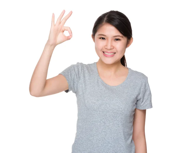 Jovem menina asiática em cinza t-shirt — Fotografia de Stock