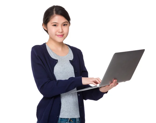 Junge asiatische Mädchen in blauer Strickjacke — Stockfoto