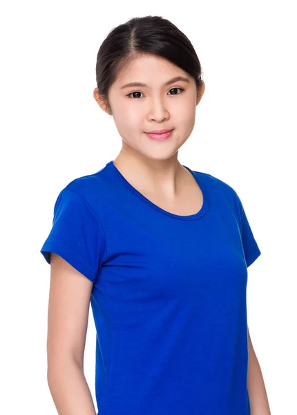 Jovem menina asiática em azul t-shirt — Fotografia de Stock