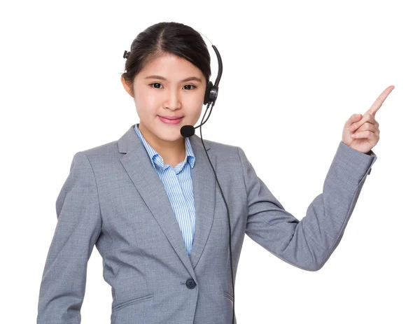 Zakenvrouw met hoofdtelefoon en vinger punt omhoog — Stockfoto