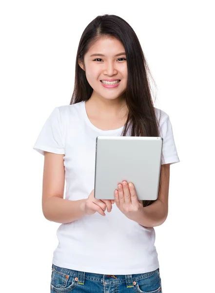 Asiatische junge Frau im weißen T-Shirt — Stockfoto