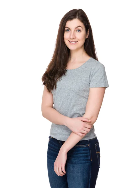 Kaukasische brunette vrouw in grijs t-shirt — Stockfoto