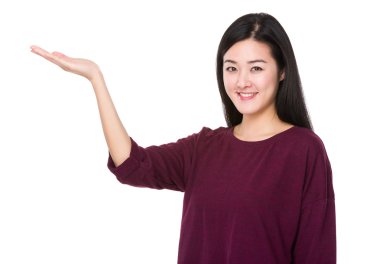 kırmızı t-shirt Asyalı genç kadın