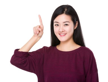 kırmızı t-shirt Asyalı genç kadın