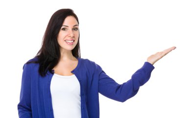 Mavi ceketli genç esmer kadın