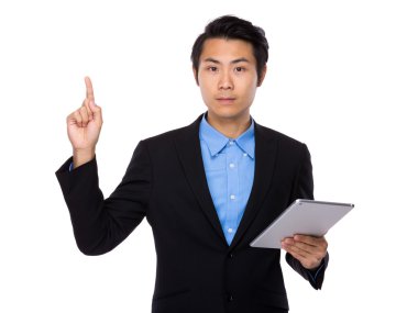 Siyah elbiseli Asya yakışıklı işadamı