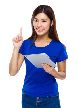 Asyalı genç kadın mavi tişört içinde