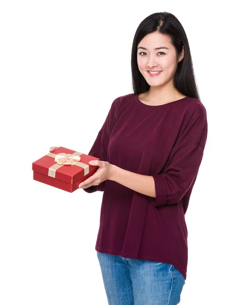 Asiática joven mujer en rojo camiseta — Foto de Stock