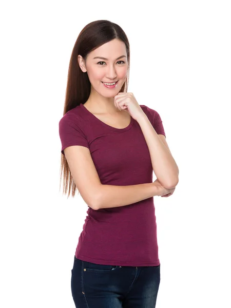 Asiatische junge Frau im roten T-Shirt — Stockfoto