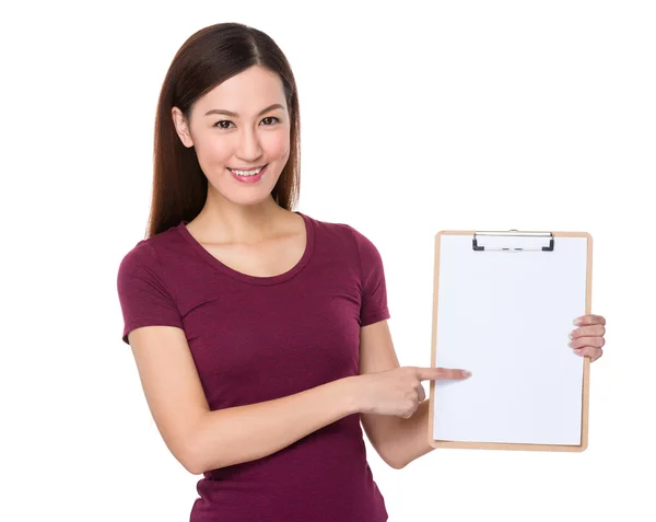 Asiática joven mujer en rojo camiseta — Foto de Stock