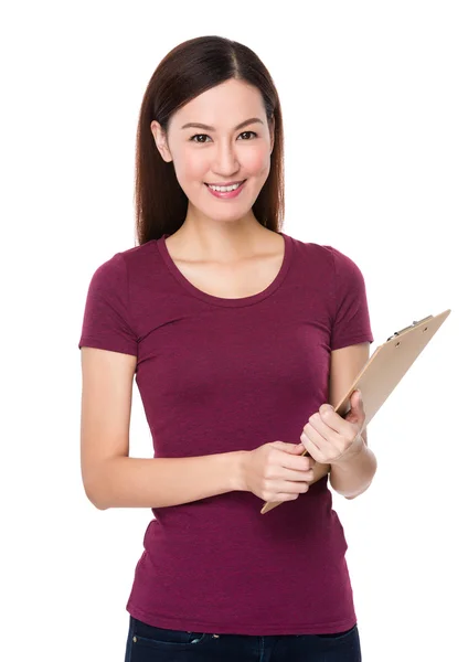 Asiatische junge Frau im roten T-Shirt — Stockfoto