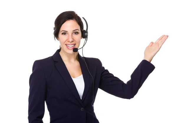 Vrouwelijke klant diensten officer met hoofdtelefoon — Stockfoto