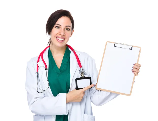 クリップボードの空白ページと女性医師 — ストック写真