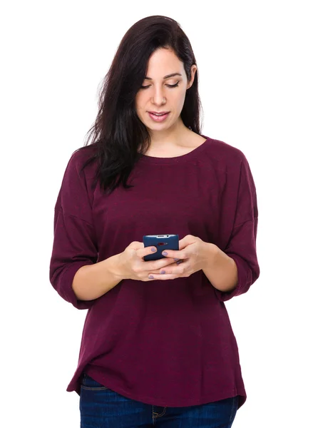 Mujer morena caucásica en camiseta roja —  Fotos de Stock