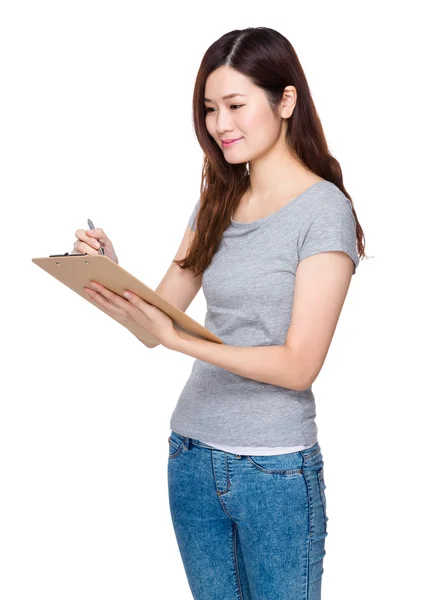 Mujer joven asiática en camiseta gris — Foto de Stock