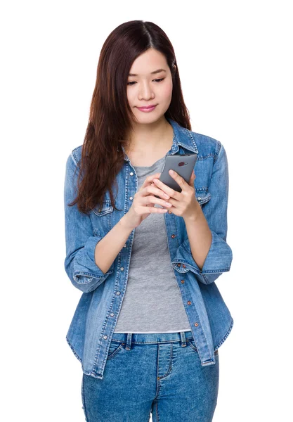 Asiatische junge Frau in Jeans-Shirt — Stockfoto