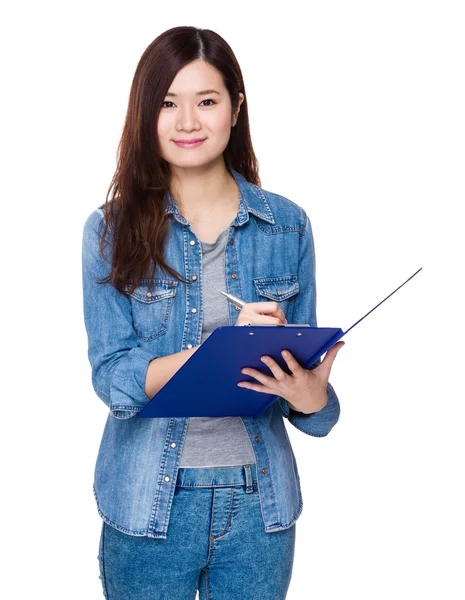 Asiatico giovane donna in jeans camicia — Foto Stock