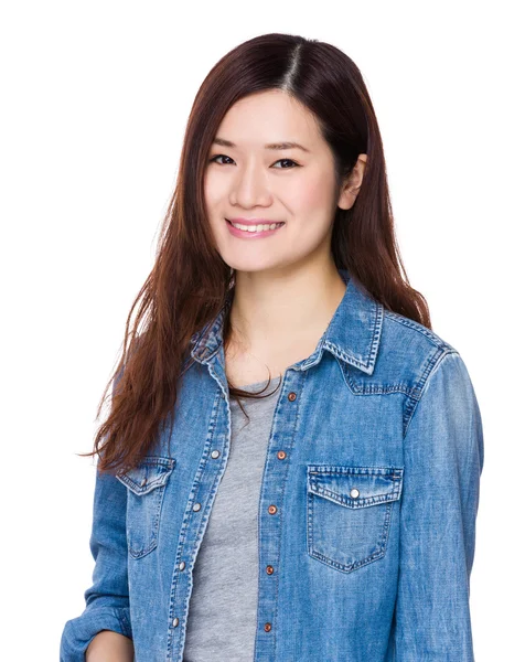 Asiatiska ung kvinna i jeans skjorta — Stockfoto