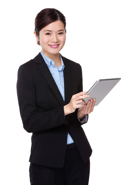 Asiática jovem empresária em terno preto — Fotografia de Stock
