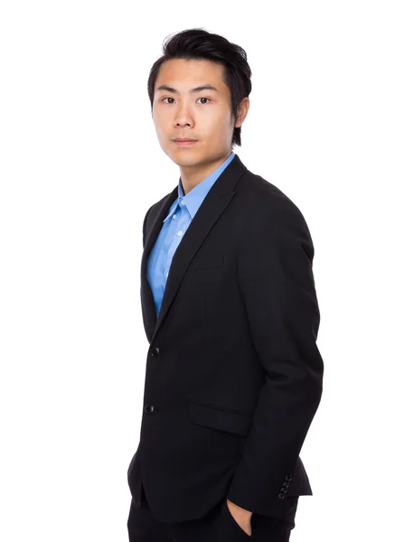 Asiatiska stilig affärsman i svart kostym — Stockfoto