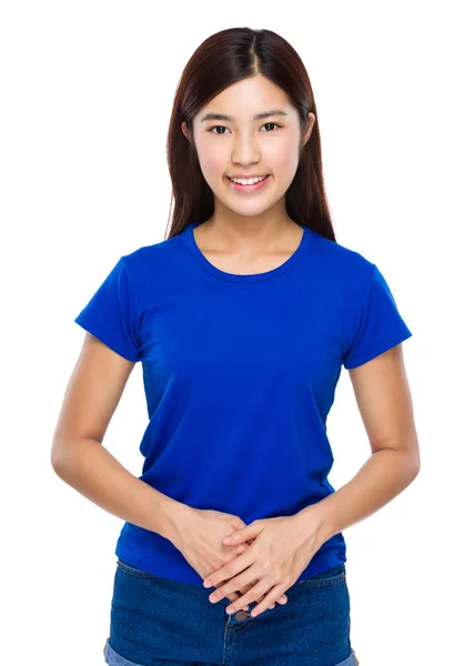 Wanita muda Asia dengan kaos biru — Stok Foto
