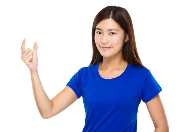Asiatische junge Frau im blauen T-Shirt — Stockfoto