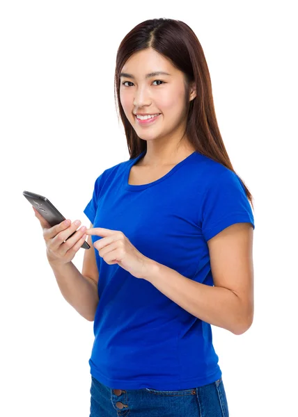 Asiatische junge Frau im blauen T-Shirt — Stockfoto