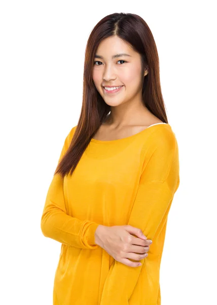 Азиатская девушка в жёлтом свитере — стоковое фото